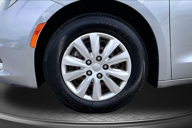 Used 2020 Chrysler Voyager L FWD image 31