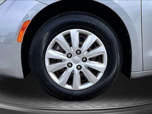 Used 2020 Chrysler Voyager L FWD image 31