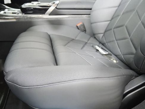 New 2026 BMW 750e xDrive w/ Executive Package image 10