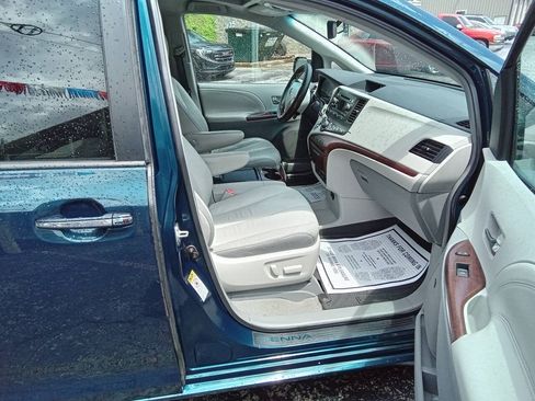 Used 2011 Toyota Sienna Limited w/ Entertainment Pkg FWD image 4