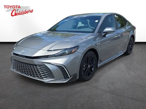 Used 2025 Toyota Camry SE FWD image 1
