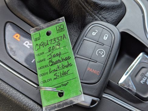 Used 2019 Jeep Cherokee Latitude Plus w/ Cold Weather Group AWD/4WD image 20