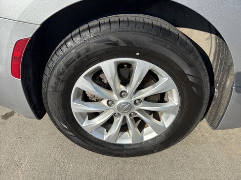 Used 2018 Chrysler Pacifica Touring-L w/ Advanced Safetytec Group image 11