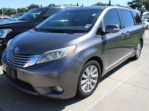 Used 2016 Toyota Sienna Limited Premium FWD image 4