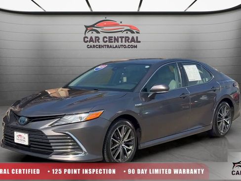Used 2021 Toyota Camry XLE FWD image 1