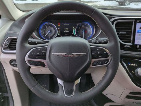 Used 2023 Chrysler Pacifica Touring-L image 18