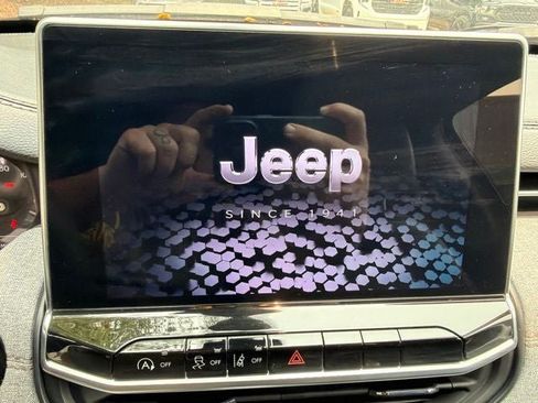 Used 2023 Jeep Compass Latitude AWD/4WD image 11