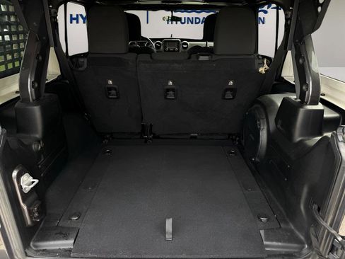 Used 2018 Jeep Wrangler Unlimited Sport S AWD/4WD image 9