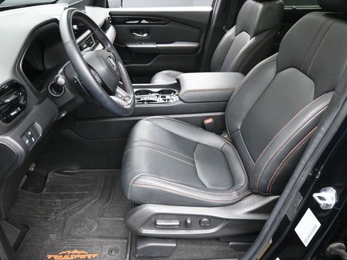 Used 2025 Honda Pilot TrailSport image 13