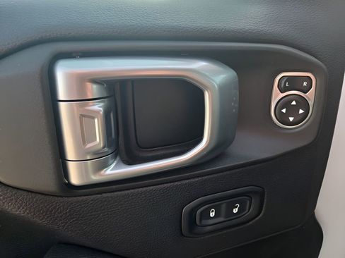 Used 2020 Jeep Wrangler Unlimited Sahara image 11