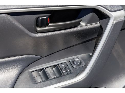 Used 2021 Toyota RAV4 LE AWD/4WD image 19