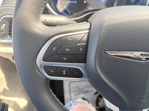 Used 2023 Chrysler Pacifica Limited FWD image 25