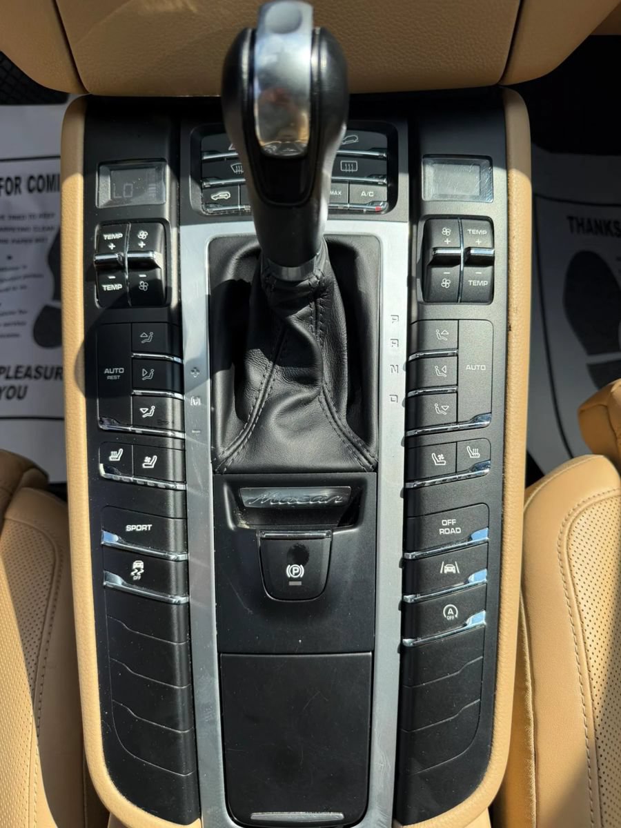 Used 2018 Porsche Macan Sport Edition AWD/4WD image 17