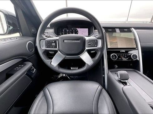 Used 2025 Land Rover Discovery Dynamic SE image 5