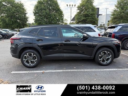 Used 2024 Chevrolet Trax LT FWD image 1