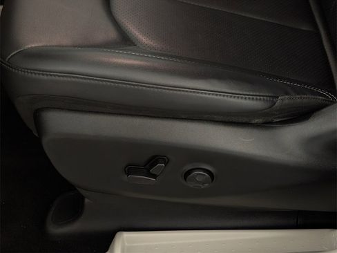 Used 2024 Chrysler Pacifica Touring-L image 24