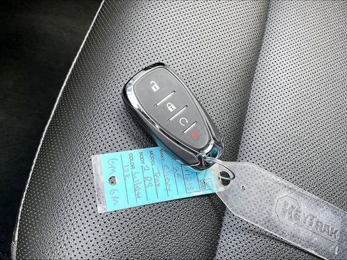 Used 2025 Chevrolet Trax RS w/ Sunroof Package image 35