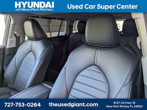 Used 2024 Toyota Highlander LE image 7