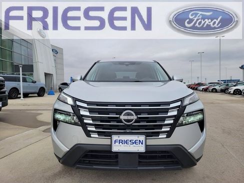 Used 2024 Nissan Rogue SV image 2