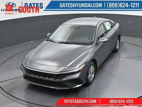 Used 2025 Hyundai Elantra SE FWD image 44