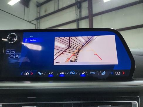 Used 2025 Chevrolet Traverse LT FWD image 28