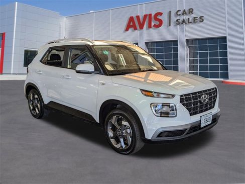 Used 2025 Hyundai Venue SEL image 3