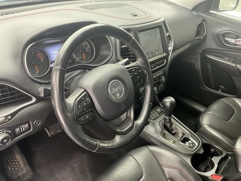 Used 2019 Jeep Cherokee Trailhawk image 16