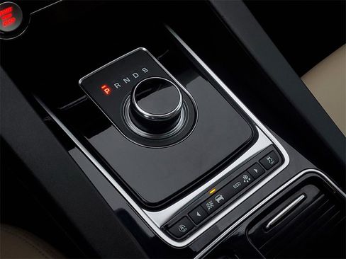 Used 2020 Jaguar F-PACE Premium image 23