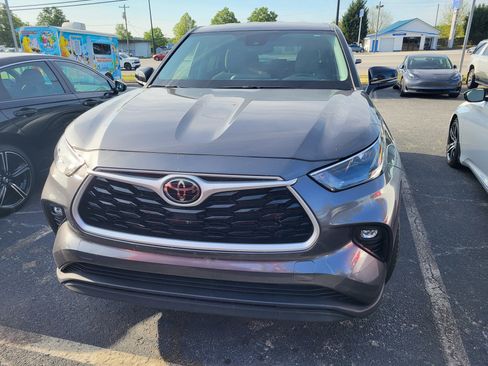 Used 2023 Toyota Highlander LE image 2