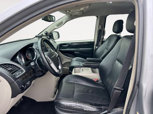 Used 2015 Chrysler Town & Country Touring image 9