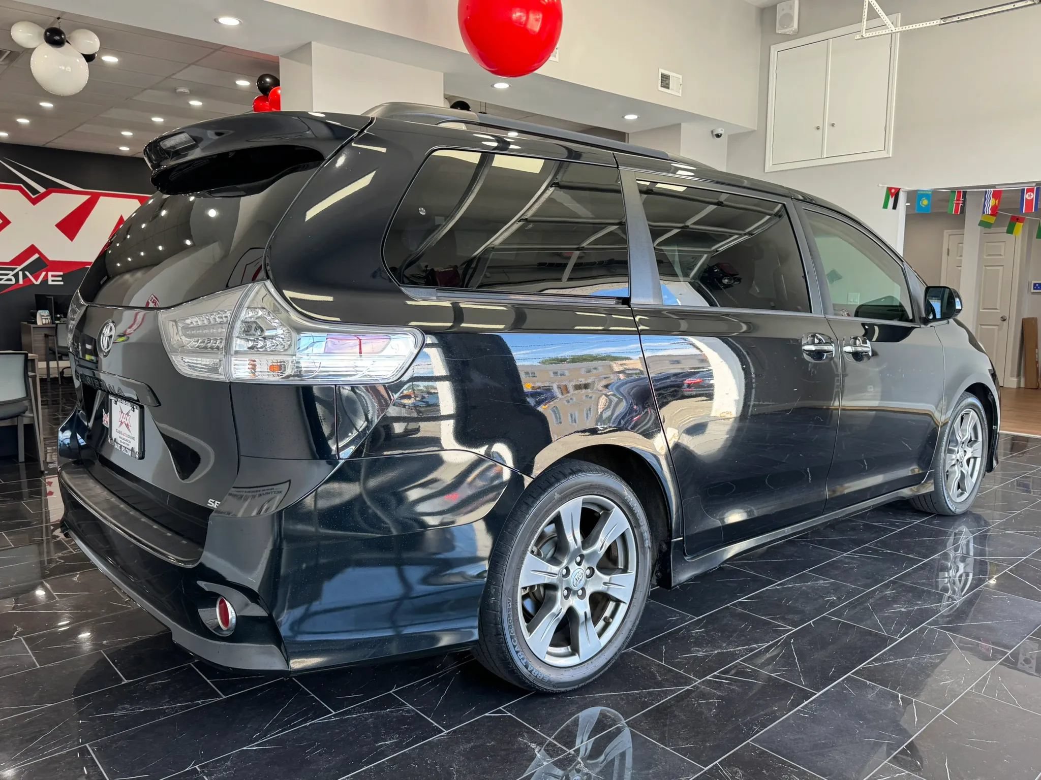 Used 2017 Toyota Sienna SE Premium FWD image 6