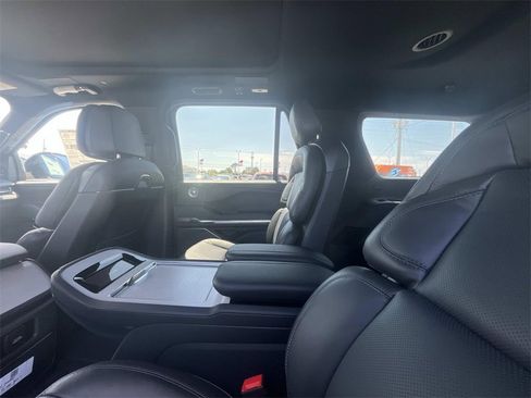 New 2025 Lincoln Navigator Reserve w/ Jet Appearance Package image 12