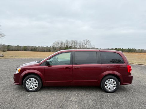 Used 2018 Dodge Grand Caravan SE image 2