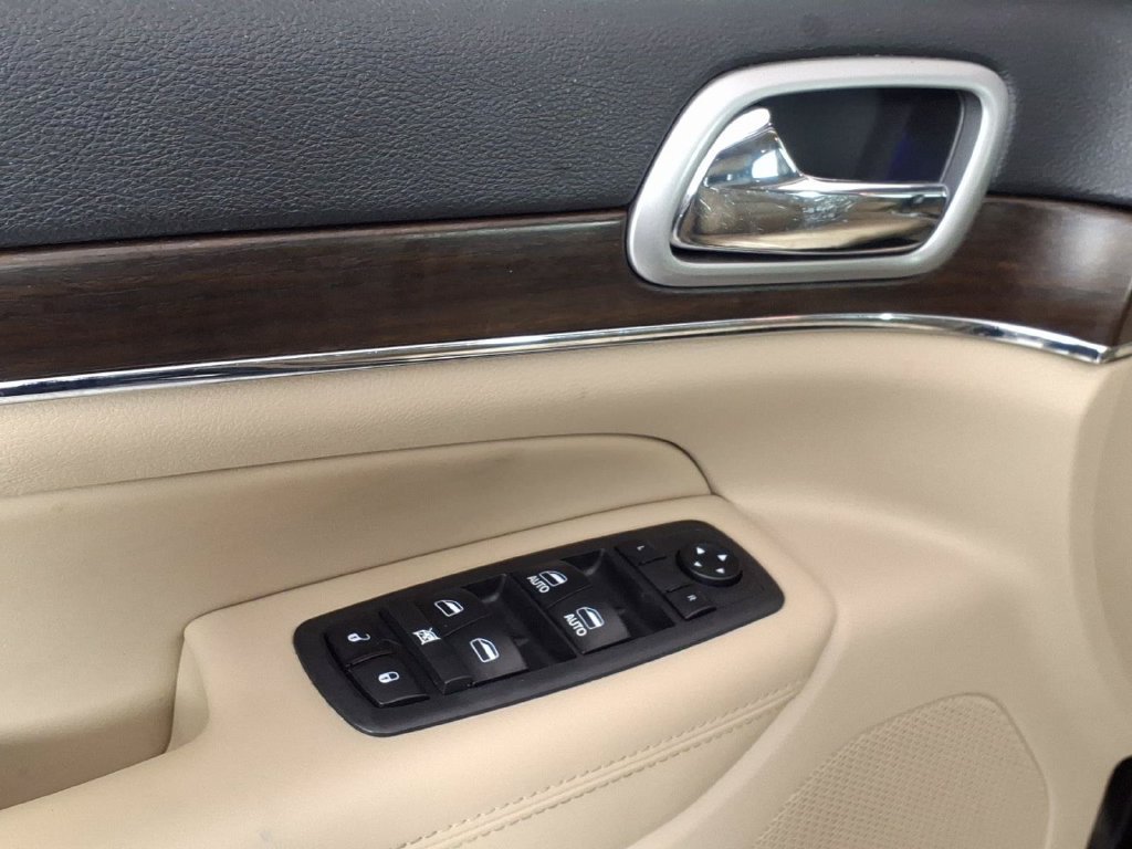 Used 2018 Jeep Grand Cherokee Limited AWD/4WD image 16