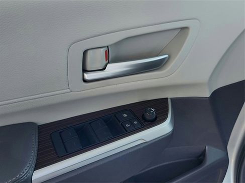 Used 2022 Toyota Sienna XLE image 26