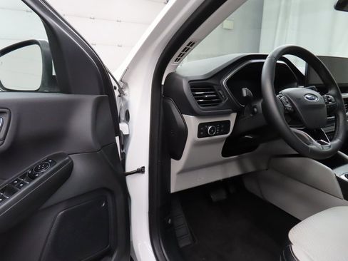 Used 2023 Ford Escape SE image 46