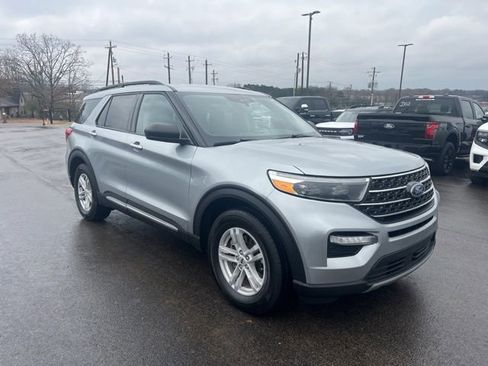 Used 2024 Ford Explorer XLT w/ Equipment Group 202A image 4