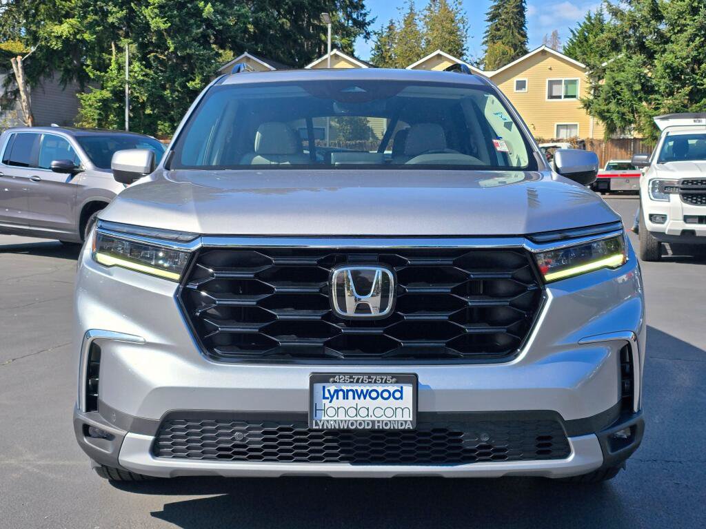 Certified 2025 Honda Pilot Touring image 8