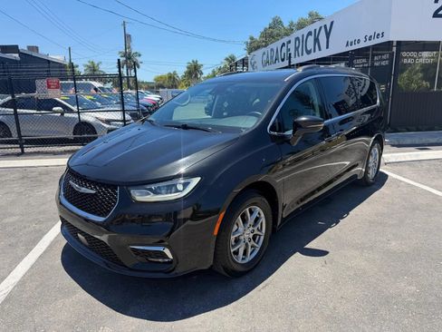 Used 2021 Chrysler Pacifica Touring FWD image 9