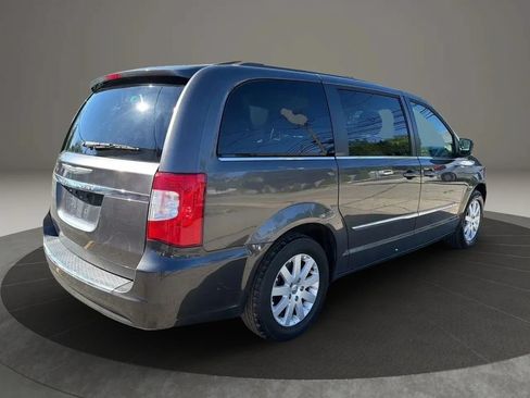 Used 2015 Chrysler Town & Country Touring FWD image 5