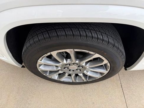Used 2023 GMC Acadia Denali w/ Denali Ultimate Package AWD/4WD image 10