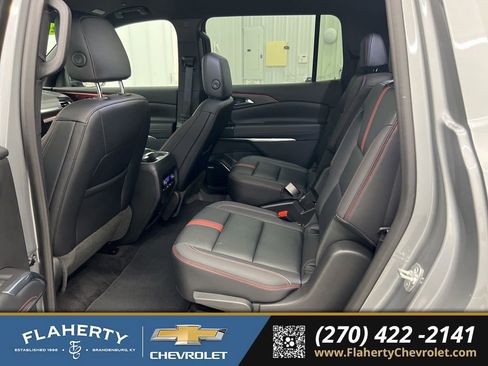 Used 2025 Chevrolet Traverse RS image 11