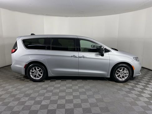 Used 2024 Chrysler Pacifica Touring-L image 6