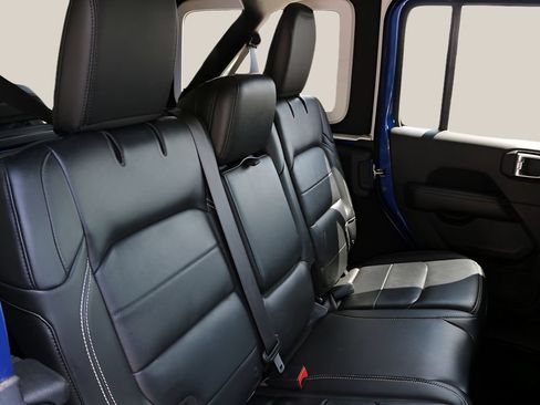 Used 2018 Jeep Wrangler Unlimited Sahara AWD/4WD image 19