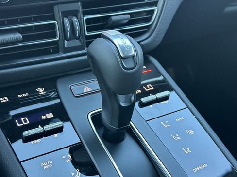 Certified 2025 Porsche Macan AWD/4WD image 24