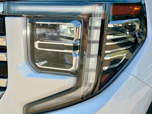 Used 2022 GMC Sierra 1500 SLT w/ SLT Convenience Package AWD/4WD image 10