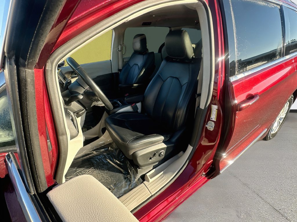 Used 2018 Chrysler Pacifica Touring-L FWD image 20