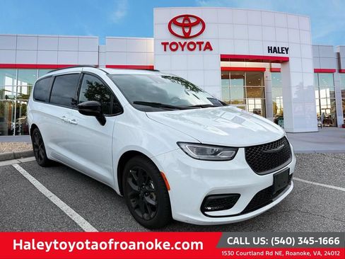 Used 2025 Chrysler Pacifica Limited FWD image 1