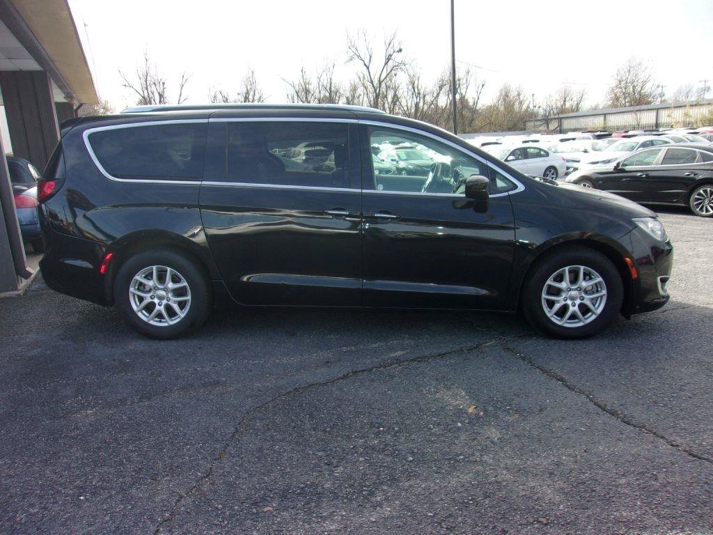 Used 2020 Chrysler Pacifica Touring-L FWD image 4