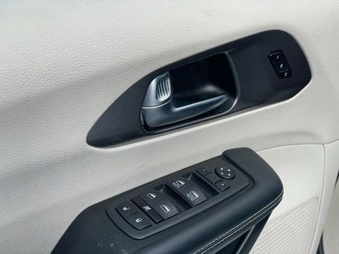 Used 2023 Chrysler Pacifica Touring-L image 14
